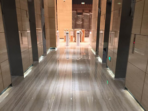 待孔洞钻好后，就将孔内尘埃用空气压缩机清除